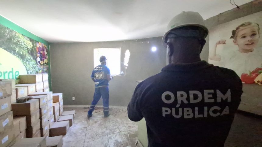 Galpão avaliado em R$ 5 milhões é demolido pela prefeitura em Guaratiba