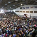 Reajuste foi anunciado em evento no Clube Fonseca nesta quarta (12); cinco mil beneficiários estiveram por lá - Foto: Evelen Gouvêa/Prefeitura de Niterói