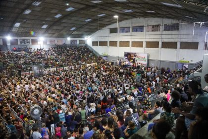 Reajuste foi anunciado em evento no Clube Fonseca nesta quarta (12); cinco mil beneficiários estiveram por lá - Foto: Evelen Gouvêa/Prefeitura de Niterói