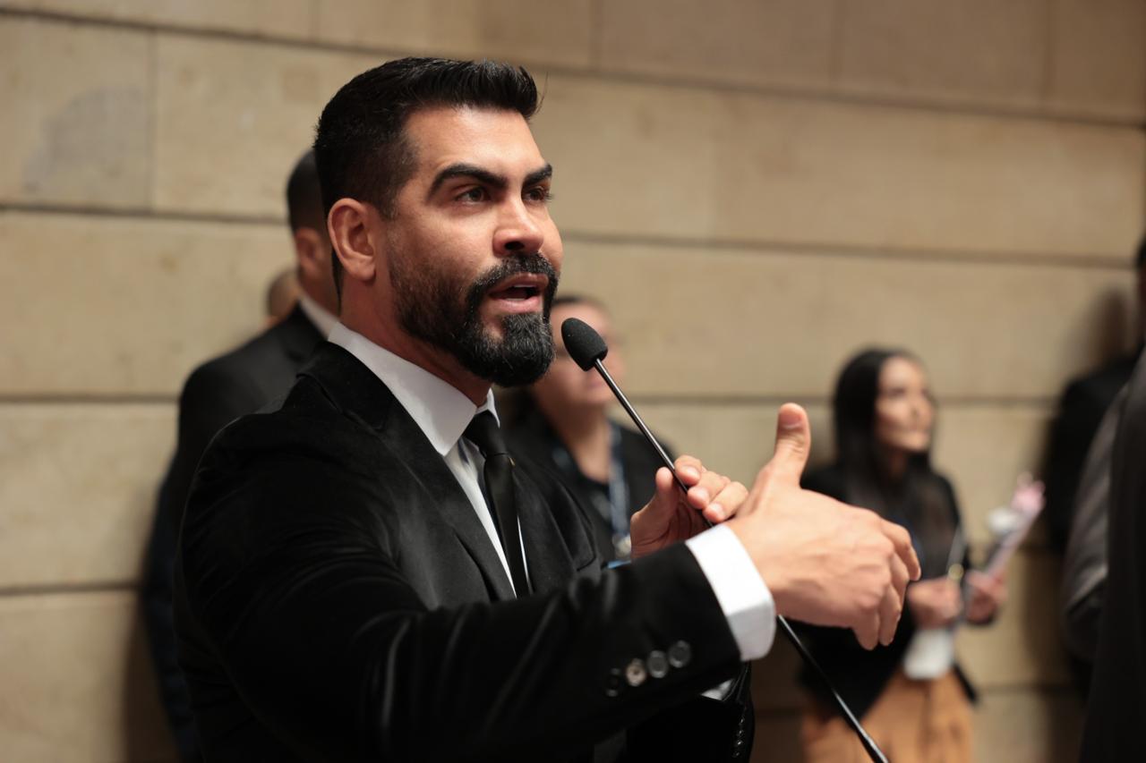 Marcelo Diniz, o 'enfant terrible' da Câmara do Rio, volta a atacar o governo em plenário 52 O vereador Marcelo Diniz, do PSD do prefeito Eduardo Paes, volta a se insurgir contra o governo em pronunciamento no plenário