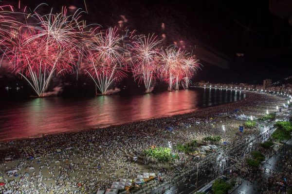 As balsas onde foram instalados os fogos de artifício no ano passado: o réveillon 2026 terá quase o dobro de embarcações, em licitação concluída pela Riotur