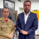 O governador Cláudio Castro (PL) e o comandante do Corpo de Bombeiros Tarciso Salles, anunciam, nas redes sociais, aumento da gratificação para salva-vidas e o grupo de elite da corporação