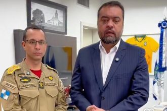 O governador Cláudio Castro (PL) e o comandante do Corpo de Bombeiros Tarciso Salles, anunciam, nas redes sociais, aumento da gratificação para salva-vidas e o grupo de elite da corporação