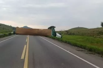 Acidente na BR-393 aconteceu por volta das 2h