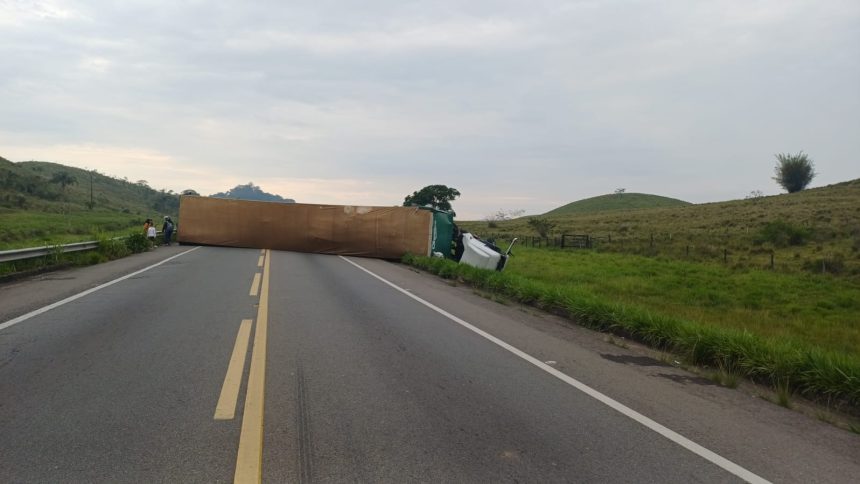 Acidente na BR-393 aconteceu por volta das 2h