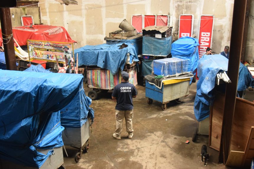 Fiscalização da Prefeitura do Rio apreendeu 40 estruturas na Lapa