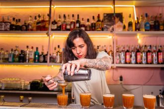 Bartender apresenta drink em bar de Botafogo