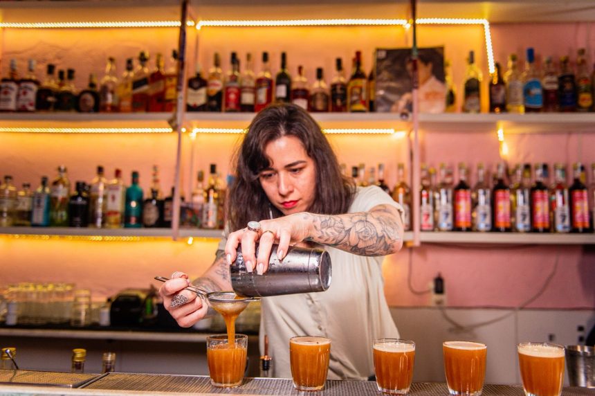 Bartender apresenta drink em bar de Botafogo
