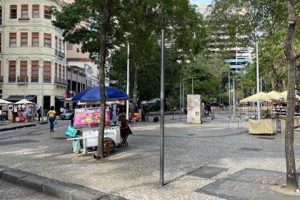 Praça no Buraco do Lume amanheceu sem placa de identificação - Foto: Tempo Real