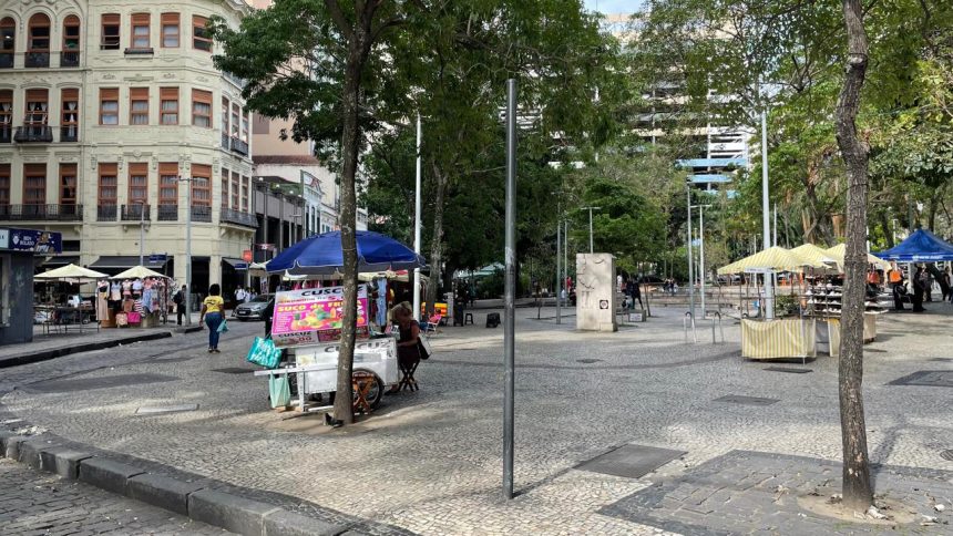 Praça no Buraco do Lume amanheceu sem placa de identificação - Foto: Tempo Real