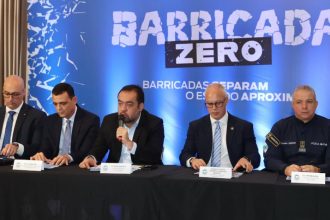 Cláudio Castro (PL) cercado pela cúpula da Segurança Pública do Estado: desta vez, só quem brilhou foi o governador