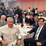 A foto da discórdia: adversários do secretário de Polícia Militar, coronel Marcelo Menezes, criticam o clima amistoso com fiéis escudeiros do prefeito Eduardo Paes (PSD) na festa do Flamengo