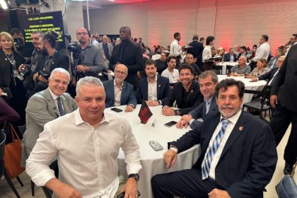 A foto da discórdia: adversários do secretário de Polícia Militar, coronel Marcelo Menezes, criticam o clima amistoso com fiéis escudeiros do prefeito Eduardo Paes (PSD) na festa do Flamengo