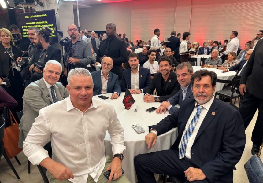 A foto da discórdia: adversários do secretário de Polícia Militar, coronel Marcelo Menezes, criticam o clima amistoso com fiéis escudeiros do prefeito Eduardo Paes (PSD) na festa do Flamengo