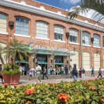 A bela (e tombada) fachada da antiga Fábrica de Tecidos Bangu, hoje do shopping, está no centro da polêmica que envolve três Felipes da Câmara do Rio