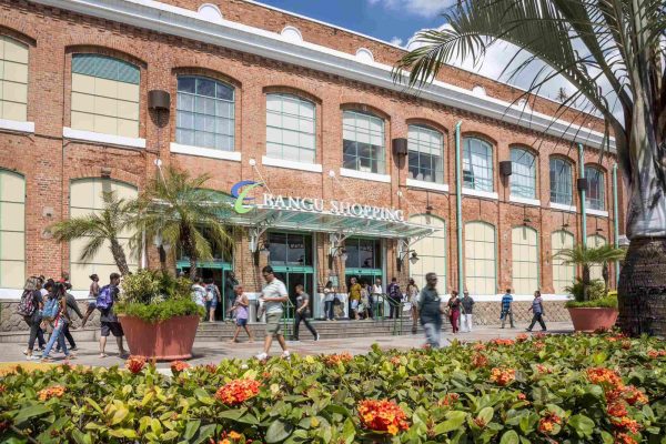 A bela (e tombada) fachada da antiga Fábrica de Tecidos Bangu, hoje do shopping, está no centro da polêmica que envolve três Felipes da Câmara do Rio
