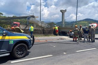 Agentes da PRF, do Corpo de Bombeiros e da concessionária Ecovias atuam no trecho onde passarela desabou