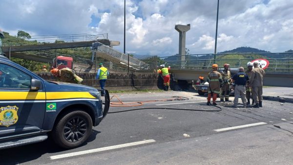 Agentes da PRF, do Corpo de Bombeiros e da concessionária Ecovias atuam no trecho onde passarela desabou