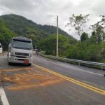 O local, na BR-101 (Rodovia Rio-Santos), na altura de Paraty, onde uma van e um carro bateram de frente, deixando 17 pessoas feridas