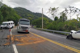 O local, na BR-101 (Rodovia Rio-Santos), na altura de Paraty, onde uma van e um carro bateram de frente, deixando 17 pessoas feridas