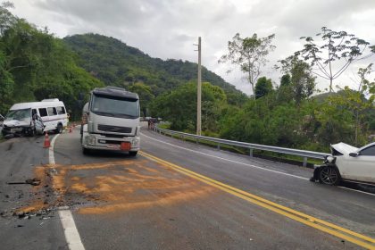 O local, na BR-101 (Rodovia Rio-Santos), na altura de Paraty, onde uma van e um carro bateram de frente, deixando 17 pessoas feridas