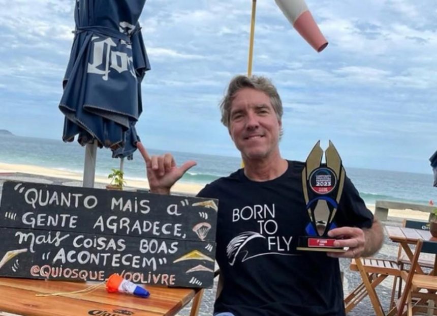 Philip Haegler, bicampeão brasileiro de asa-delta e ex-presidente da Confederação Brasileira de Voo Livre morre ao bater num prédio, durante um voo de parapente