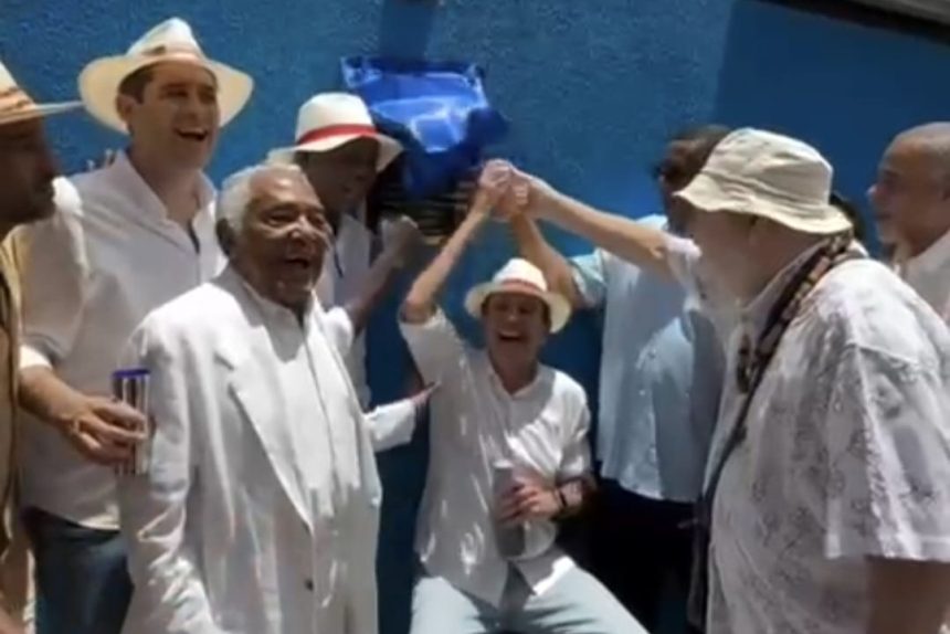 Eduardo Paes e vice-prefeito Cavaliere inauguram a reforma ao lado de Mestre Moa e de referências históricas do Renascença Clube.
