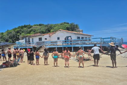 Grupo de manifestantes realizou ação neste sábado (22) para cobrar preservação da Cabana do Pescador