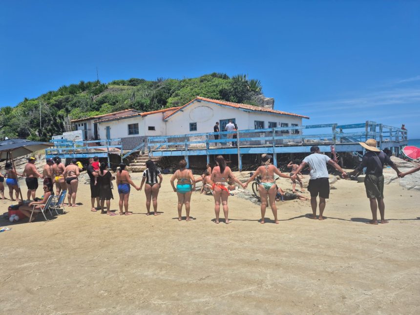 Grupo de manifestantes realizou ação neste sábado (22) para cobrar preservação da Cabana do Pescador