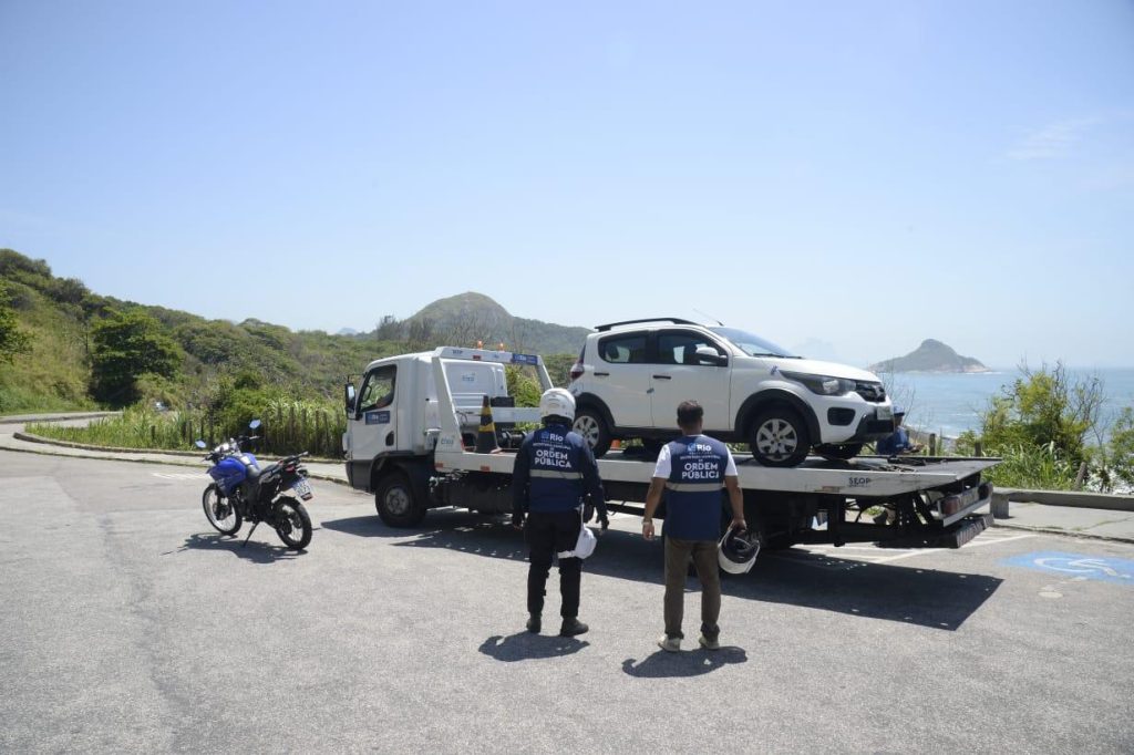 Cerca de 50 automóveis foram rebocados durante fiscalização