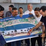 O vice-prefeito Eduardo Cavaliere com o vereador Wagner Tavares (PSB), na Ilha do Governador: política da boa vizinhança com a Câmara do Rio