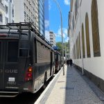 Castro disse que envio de equipes da CORE e do BOPE para deter retaliações não significam "recuo" de operação contra barricada