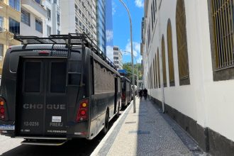 Castro disse que envio de equipes da CORE e do BOPE para deter retaliações não significam "recuo" de operação contra barricada