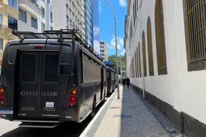 Castro disse que envio de equipes da CORE e do BOPE para deter retaliações não significam "recuo" de operação contra barricada