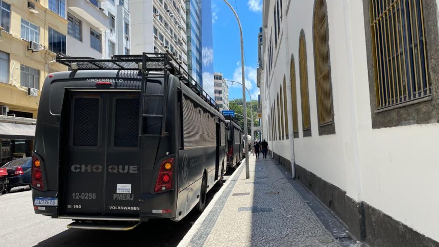 Castro disse que envio de equipes da CORE e do BOPE para deter retaliações não significam "recuo" de operação contra barricada