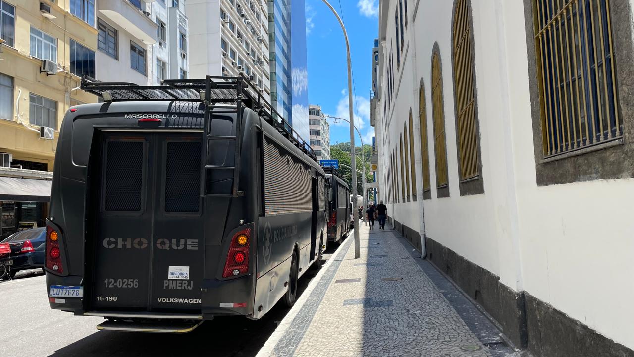Castro disse que envio de equipes da CORE e do BOPE para deter retaliações não significam "recuo" de operação contra barricada