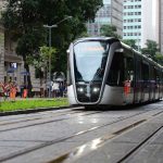 Paes sanciona lei que prevê a substituição do BRT por VLT nos corredores Transcarioca e Transoeste, além de futuras expansões