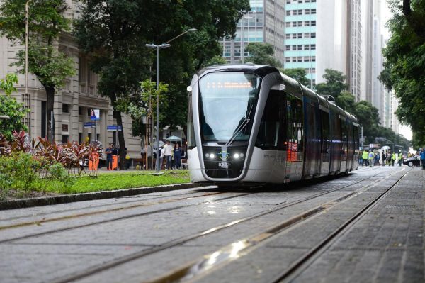 Paes sanciona lei que prevê a troca do BRT pelo VLT na Transcarioca e na Transoeste 54 Paes sanciona lei que prevê a substituição do BRT por VLT nos corredores Transcarioca e Transoeste, além de futuras expansões