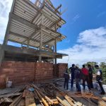 Prédio foi construído sem autorização em área de encosta