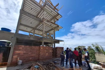 Prédio foi construído sem autorização em área de encosta