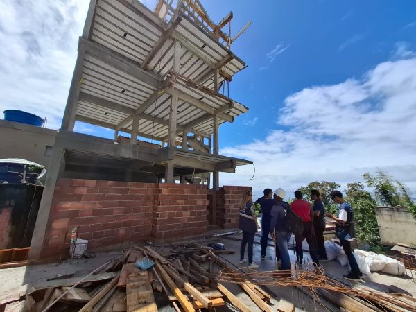 Prédio foi construído sem autorização em área de encosta