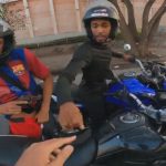 Flagrante de assaltantes abordando uma vítima: motos que podem estar sendo usadas em crimes serão alvo de uma das próximas operações policiais no Rio