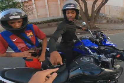 Flagrante de assaltantes abordando uma vítima: motos que podem estar sendo usadas em crimes serão alvo de uma das próximas operações policiais no Rio