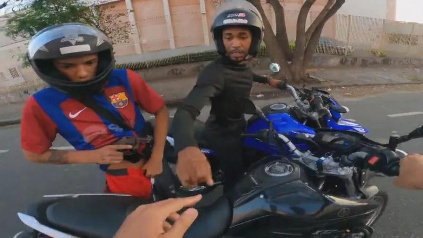 Flagrante de assaltantes abordando uma vítima: motos que podem estar sendo usadas em crimes serão alvo de uma das próximas operações policiais no Rio