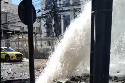 Vazamento de água na Rua São Clemente deixou parte do bairro de Botafogo sem luz - Foto: Reprodução das redes sociais