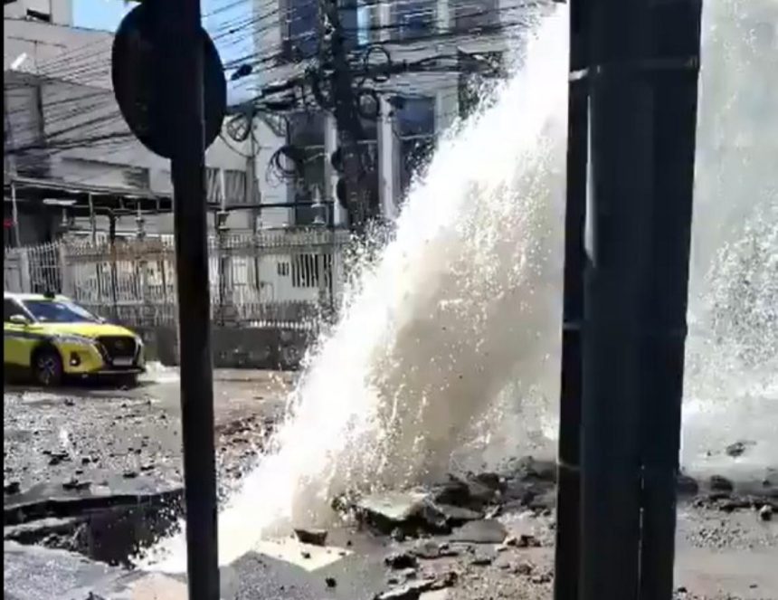 Vazamento de água na Rua São Clemente deixou parte do bairro de Botafogo sem luz - Foto: Reprodução das redes sociais
