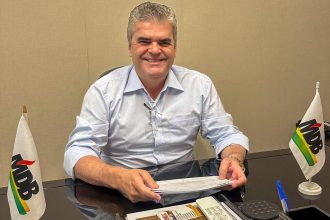 Tradição até na pose para a foto, com as bandeirinhas do MDB na mesa: o presidente estadual do partido, Washington Reis, está formando nominatas recheadas de velhos conhecidos da política fluminense