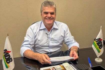 Tradição até na pose para a foto, com as bandeirinhas do MDB na mesa: o presidente estadual do partido, Washington Reis, está formando nominatas recheadas de velhos conhecidos da política fluminense