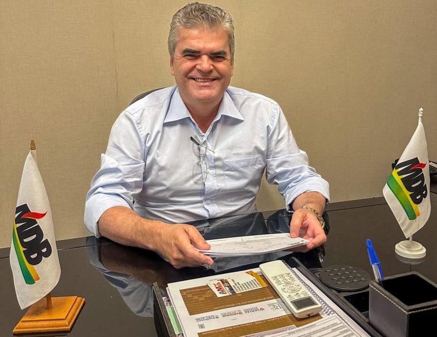 Tradição até na pose para a foto, com as bandeirinhas do MDB na mesa: o presidente estadual do partido, Washington Reis, está formando nominatas recheadas de velhos conhecidos da política fluminense