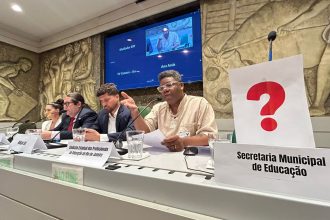 A cadeira destinada à Secretaria municipal de Educação ficou vazia durante audiência pública na Câmara do Rio